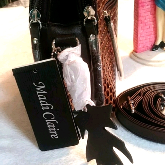 FINAL SALE*NEW* CROSSBODY BAG. - Picture 2 of 8